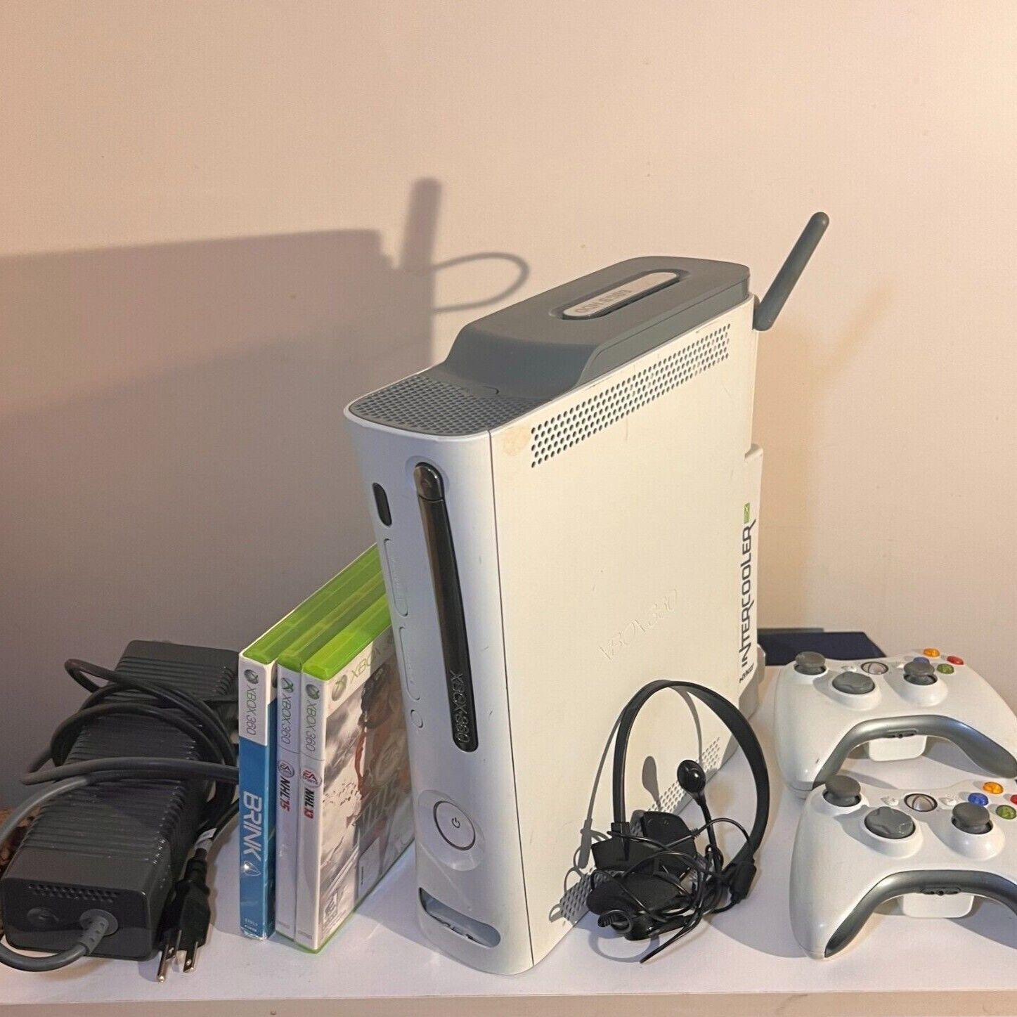 XBox360　60G Xbox 360 Console 60 GB White 2 Bonus Games Kung Fu Panda
