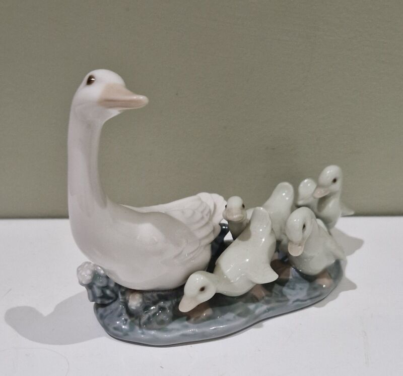 Lladro Mother Duck With Ducklings Figurine