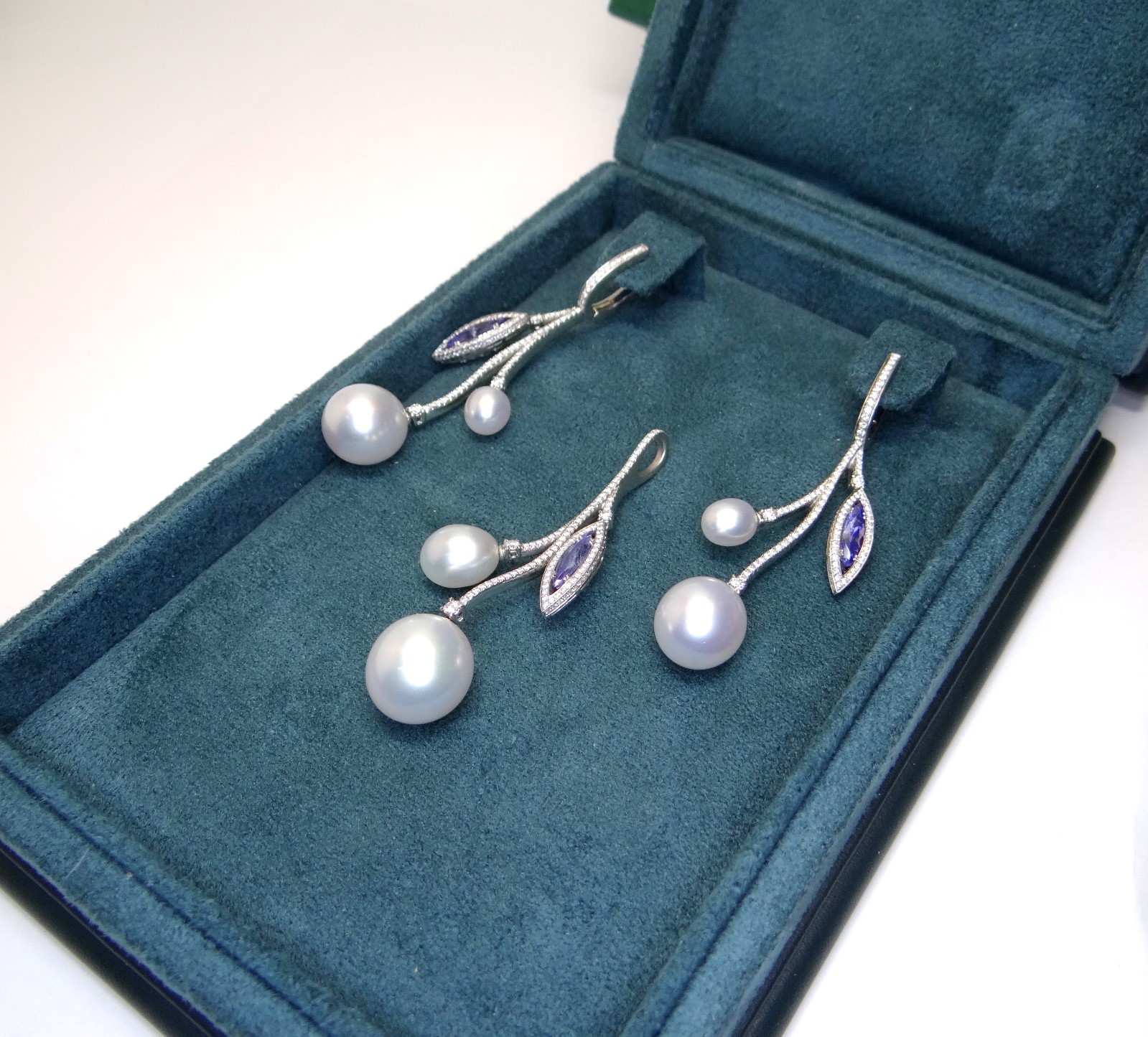 PASPALEY South Sea Pearls, Tanzanites, Diamonds Earrings and Pendant Set