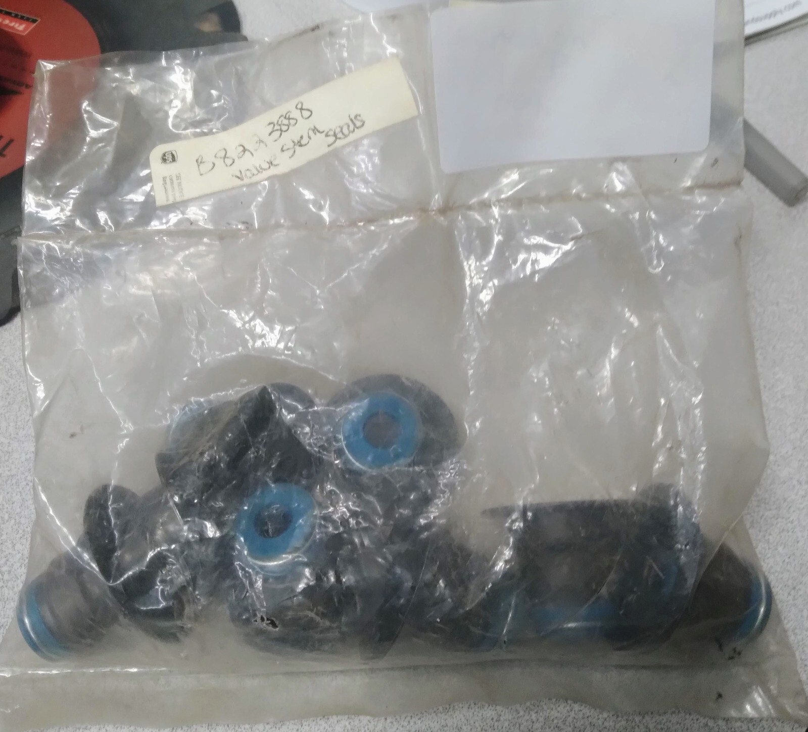 B8223888 Cummins Top Hat Style Valve Stem Seals B8223888 Cummins Top Hat Style Valve Stem Seals