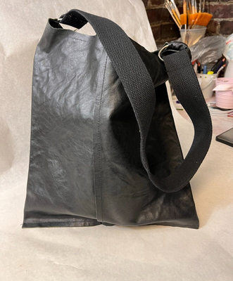 Wide strap shop tote bag
