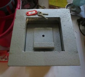 An In Ground Floor Safe Inground With 2 Keys Other Home Garden