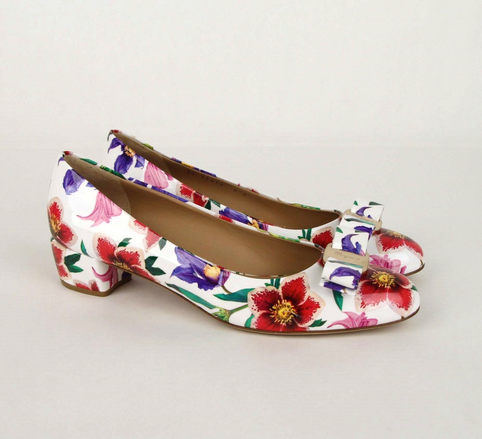 Pre-owned Ferragamo Salvatore  Women's Vara 6 White Patent Leather Floral Bow Pump 0688977