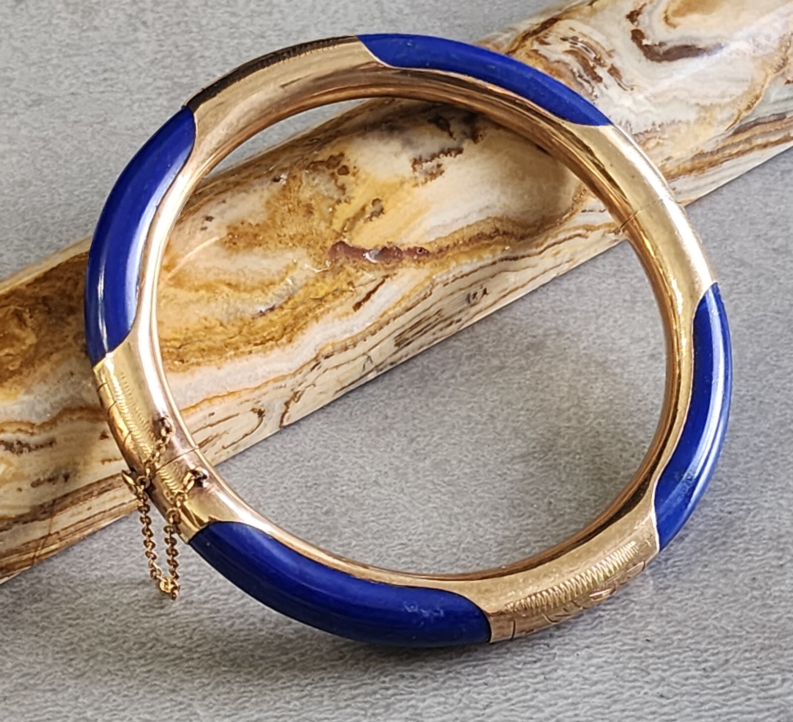 VINTAGE 14K YELLOW GOLD LAPIS LAZULI HINGED BANGLE BRACELET VINTAGE 14K YELLOW GOLD LAPIS LAZULI HINGED BANGLE BRACELET
