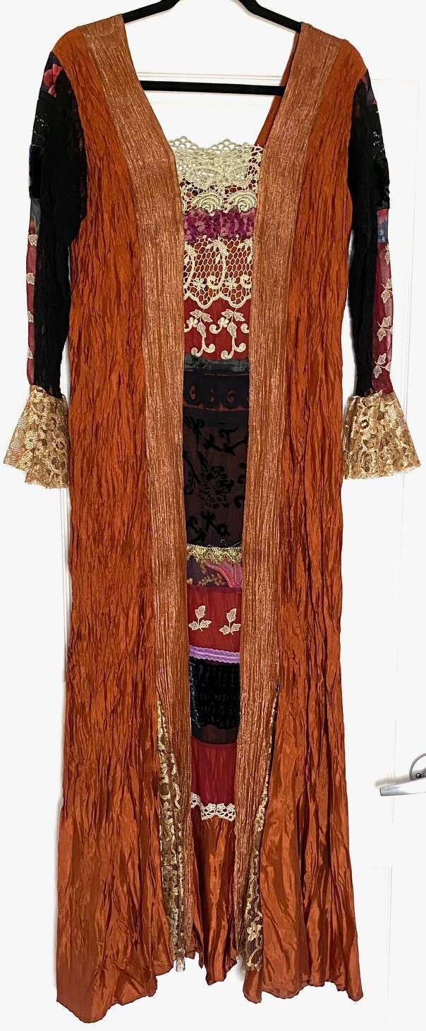 

LEE ANDERSON Платье макси из бархата и кружева с расклешенными рукавами и вышивкой из тафты в стиле пэчворк, Multicolor