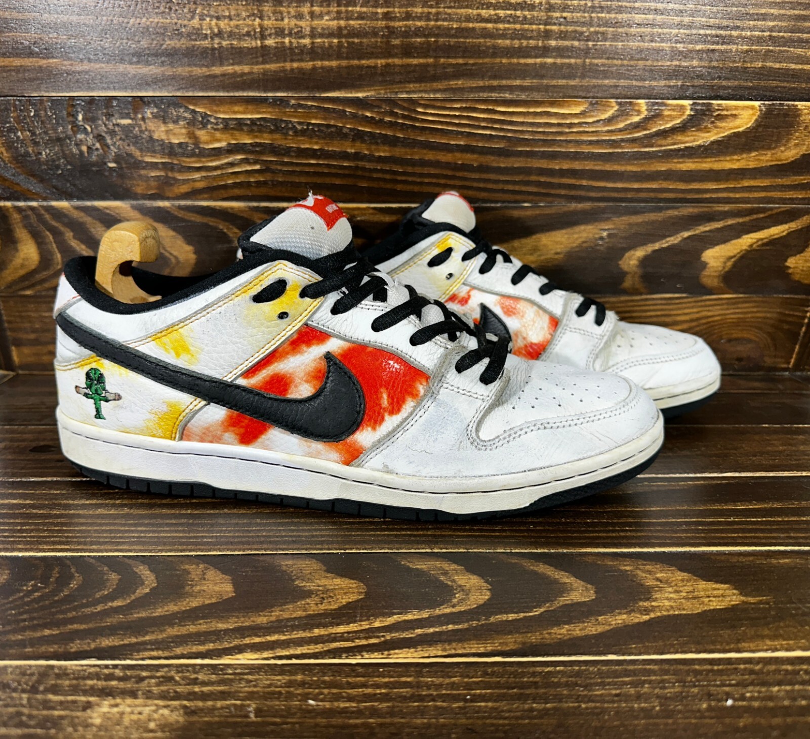 スニーカー Nike TD SB Dunk Low \"Tie-Dye Raygun\" Nike SB Dunk Low Raygun Tie-Dye Black Men's - BQ6832-001 - US