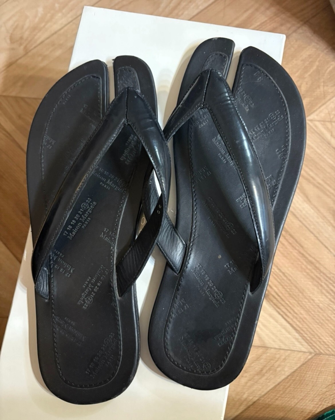 【関税＆送料込み】Maison Margiela Sandals Maison Margiela Women's Tabi Flat Thongs Sandals in Black