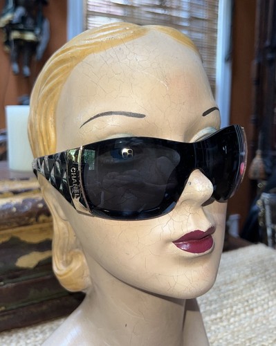 CHANEL ビンテージ サングラス Chanel Vintage Shield Sunglasses Quilted Brown Sides Gold