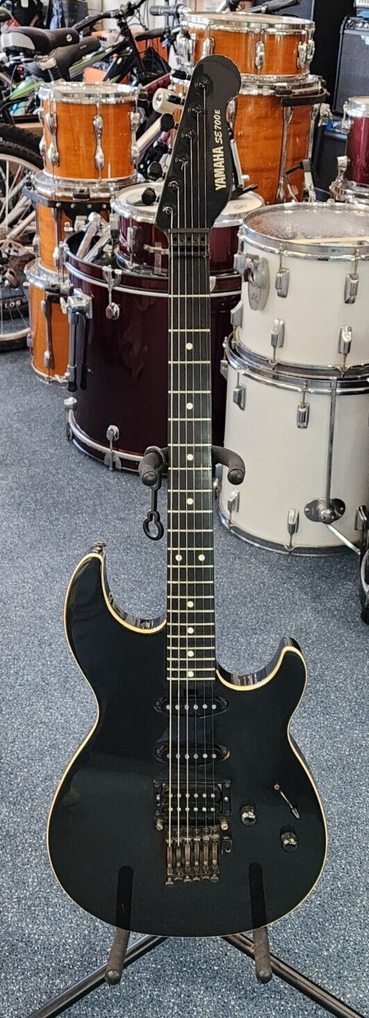 YAMAHAストラトシェイプの SE700E 1985 Yamaha SE700E Right Handed Electric Guitar w/ Hard Case