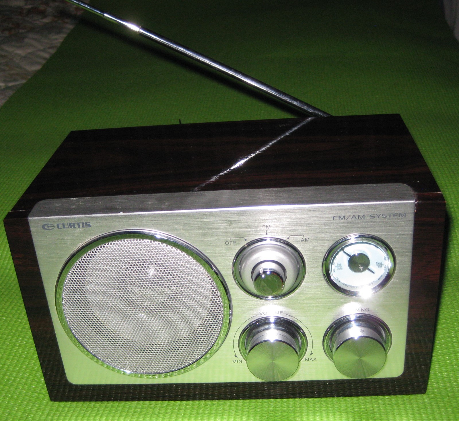 CURTIS RETRO STYLE FM/AM SYSTEM (RADIO)-Model RCD3815-in good working condition