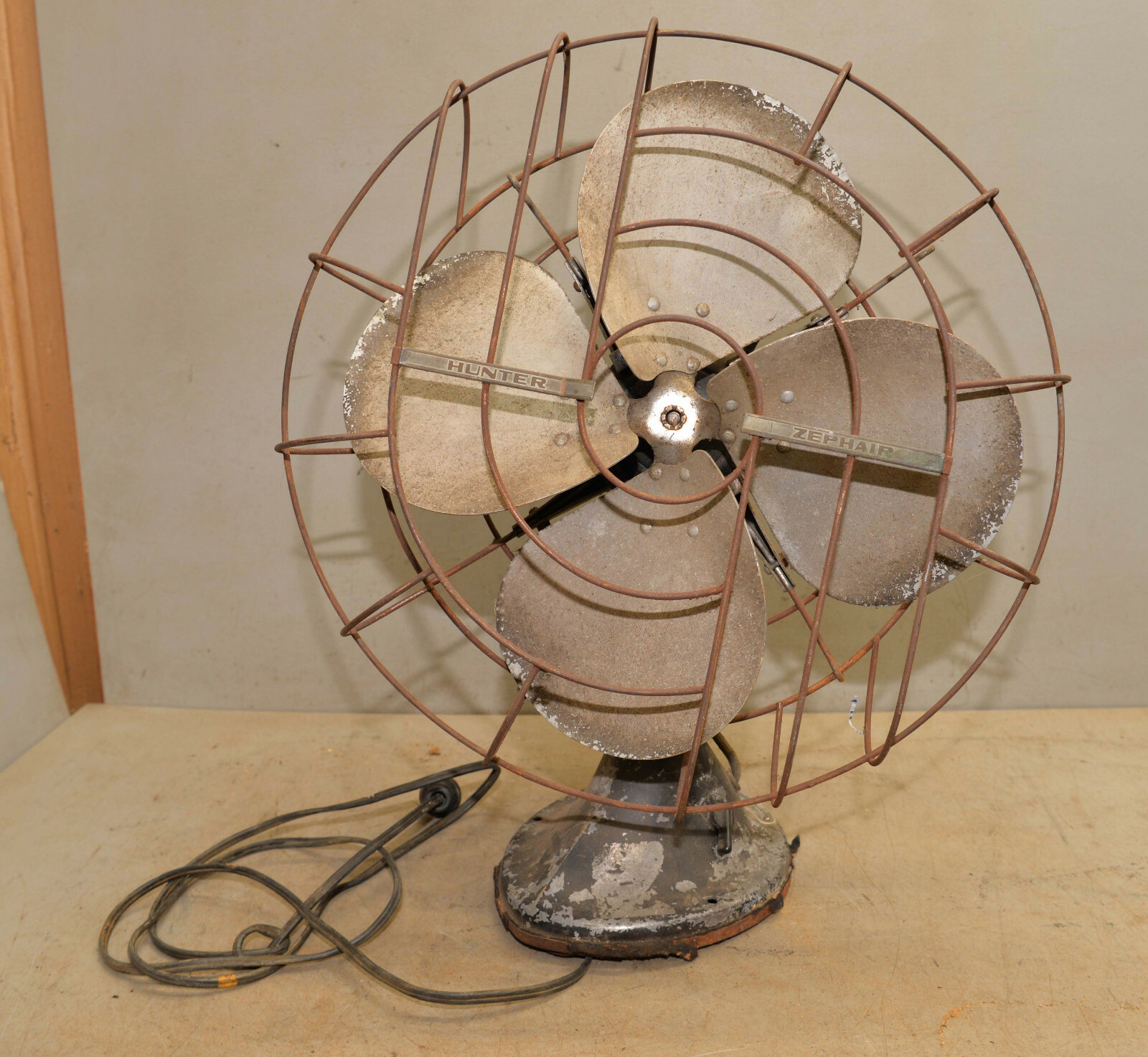 Vintage Hunter Zephair oscillating electric fan No 265 type
