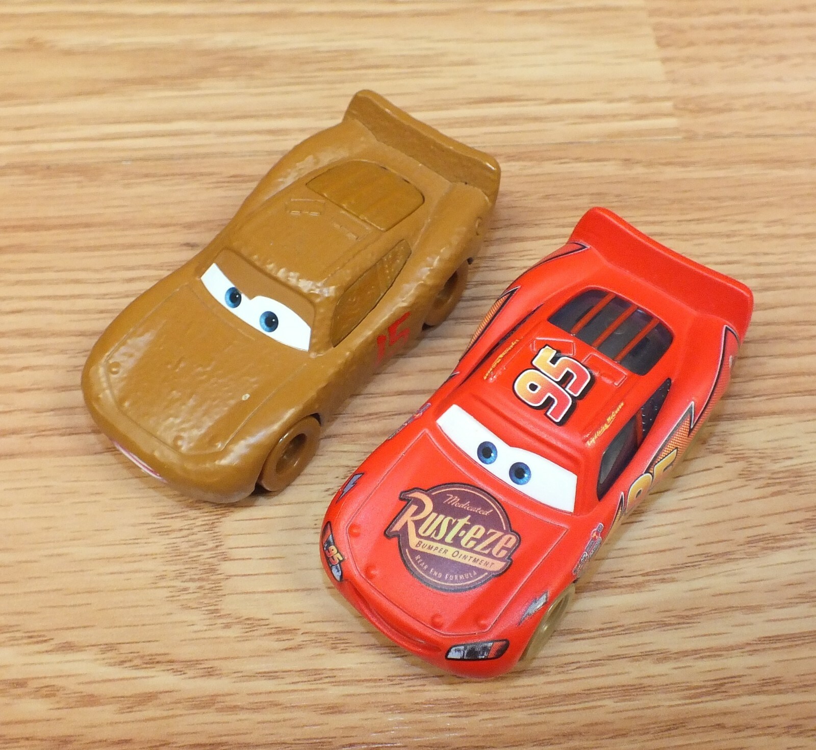 Genuine Disney / Pixar Rust-eze 95 / 15 Light Mcqueen Red