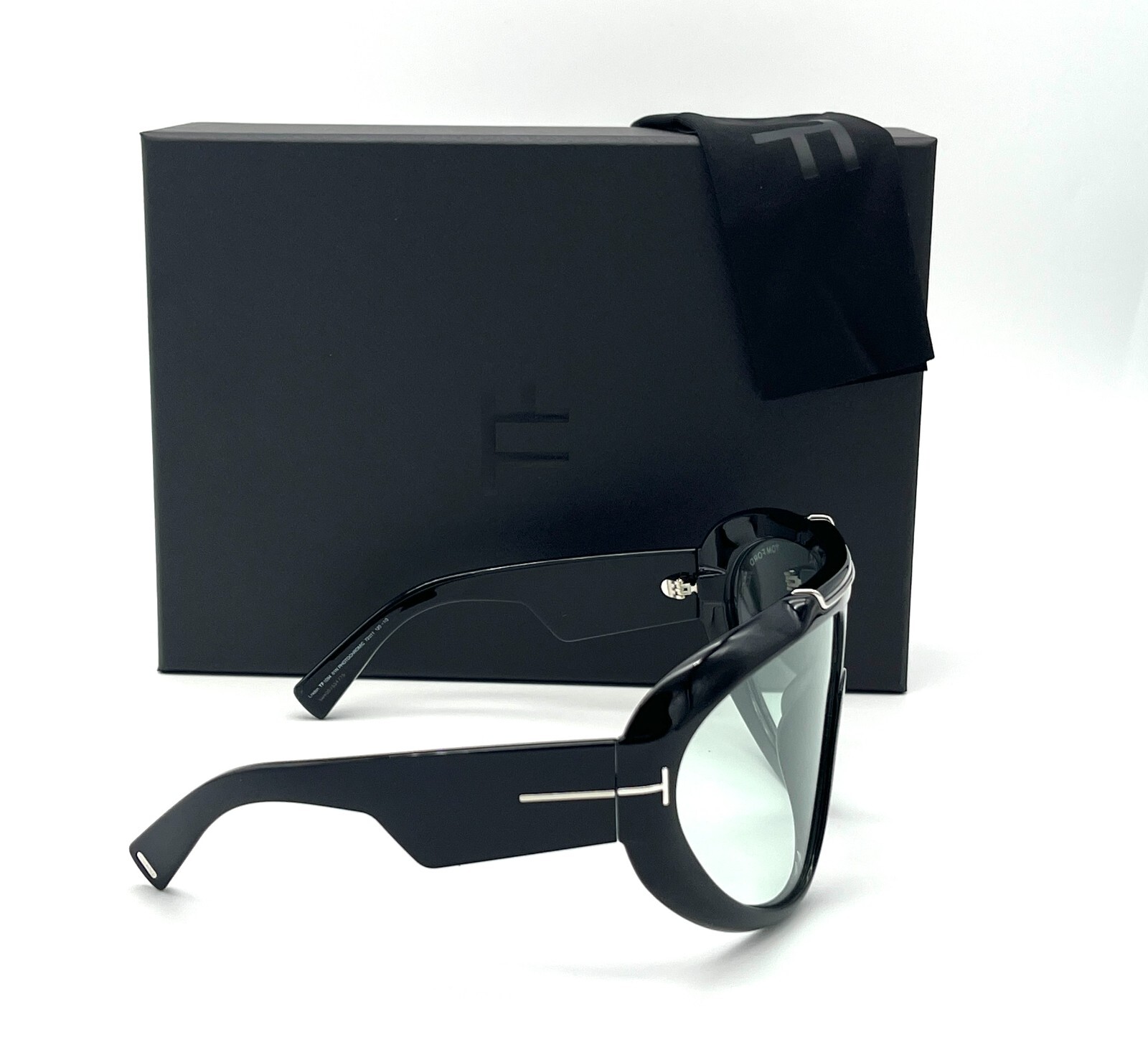 Pre-owned Tom Ford Linden Ft1094 01n Black / Green Photochromic Sunglasses Tf1094