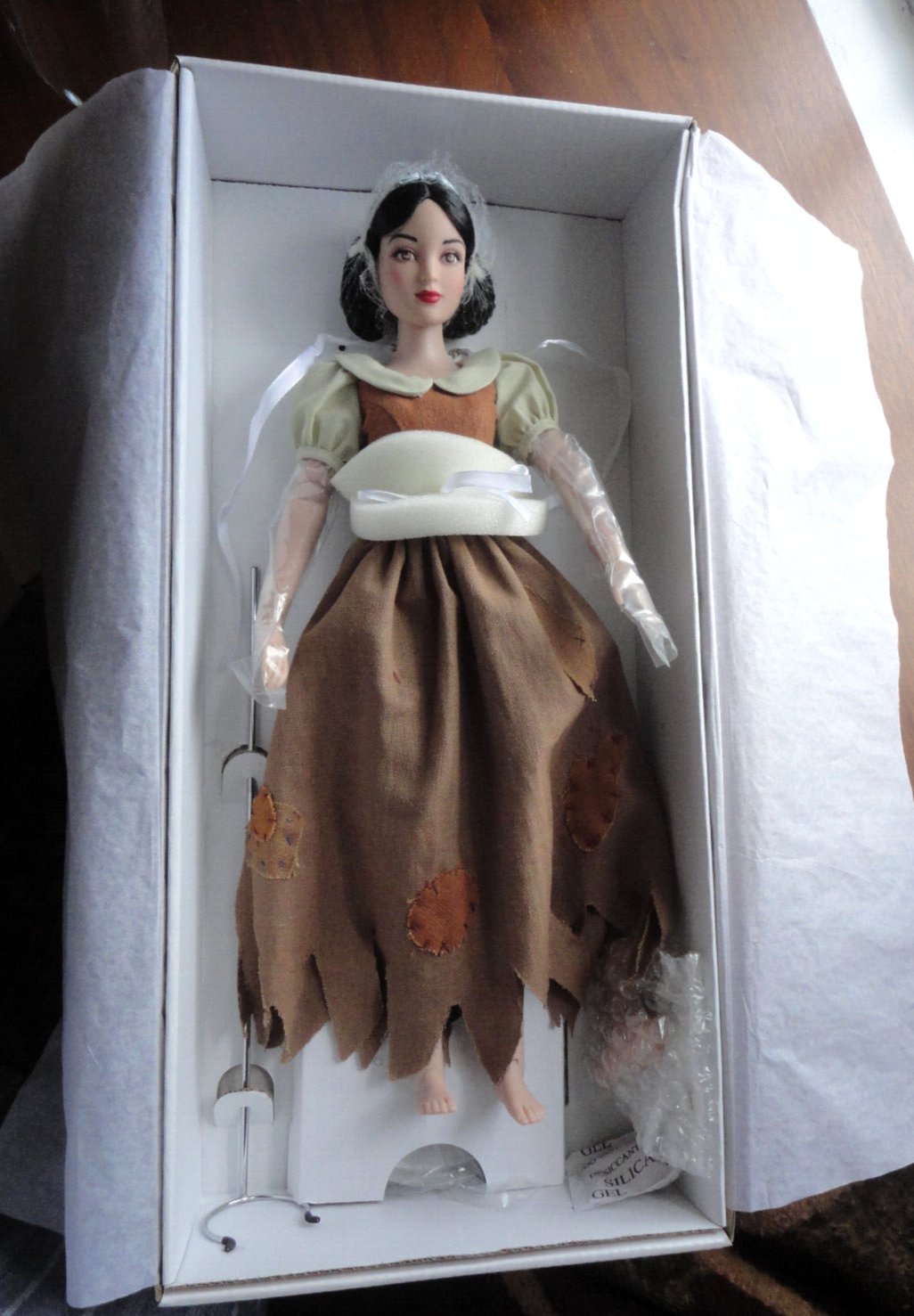 TONNER “Snow Queen” T8SQDD01 Walt Disney Robert Tonner Disney dressed doll Snow White