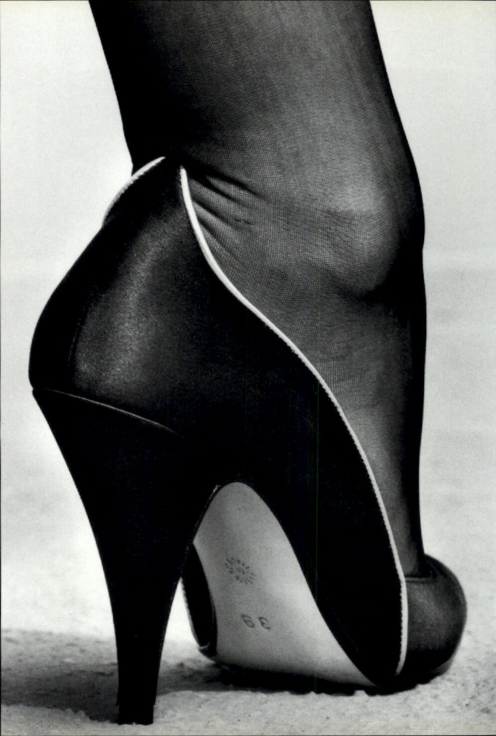 アート・デザイン・音楽 The Best of HELMUT NEWTON 1992 1983 Helmut Newton Ladies' High Heel Shoe Close Up Art