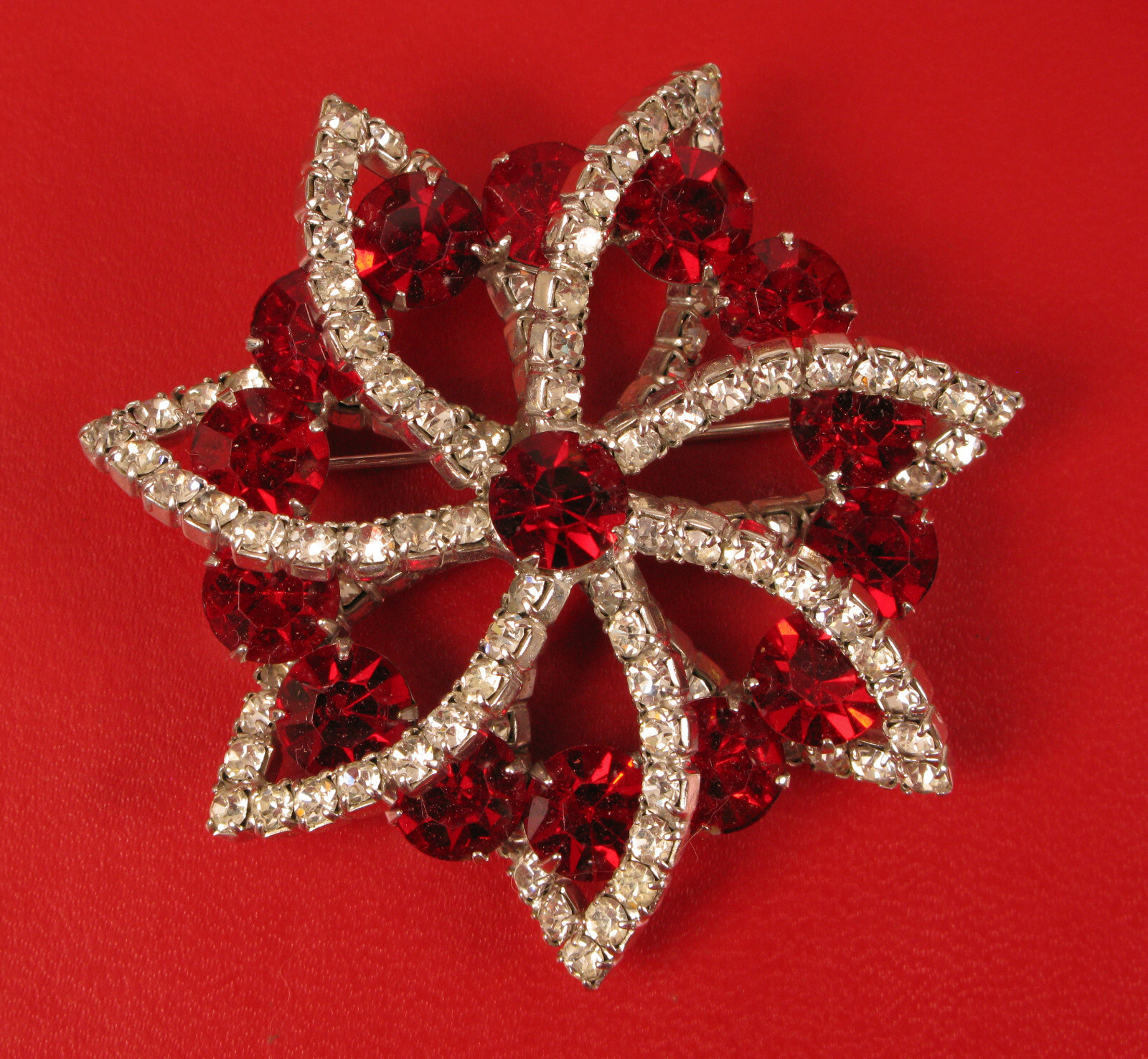 FABULOUS VINTAGE RED CLEAR RHINESTONE FLOWER CLASSIC LOVELY FABULOUS VINTAGE RED CLEAR RHINESTONE FLOWER CLASSIC LOVELY