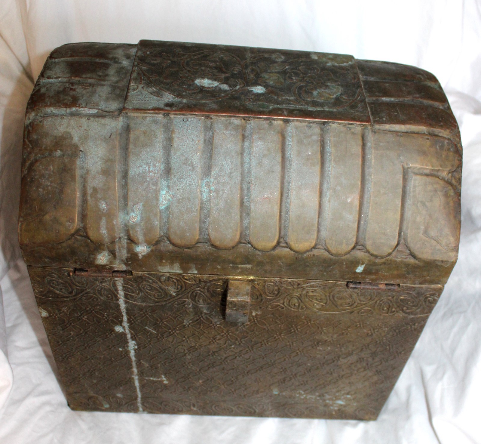 ANTIQUE VINTAGE WOOD METAL EMBOSSED MINITURE CHILDREN'S CAMEL BACK TRUNK