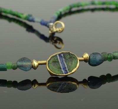 ANCIENT ROMAN GOLD INTAGLIO AND GLASS BEAD NECKLACE - CIRCA 2ND CENTURY AD