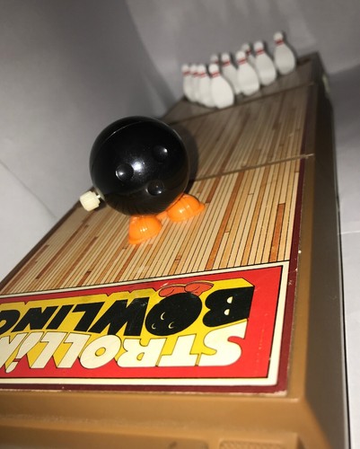 VINTAGE PLASTIC TOMY WINDUP STROLLING BOWLING BALL & FOLDING LANE PLAY-SET TOY !