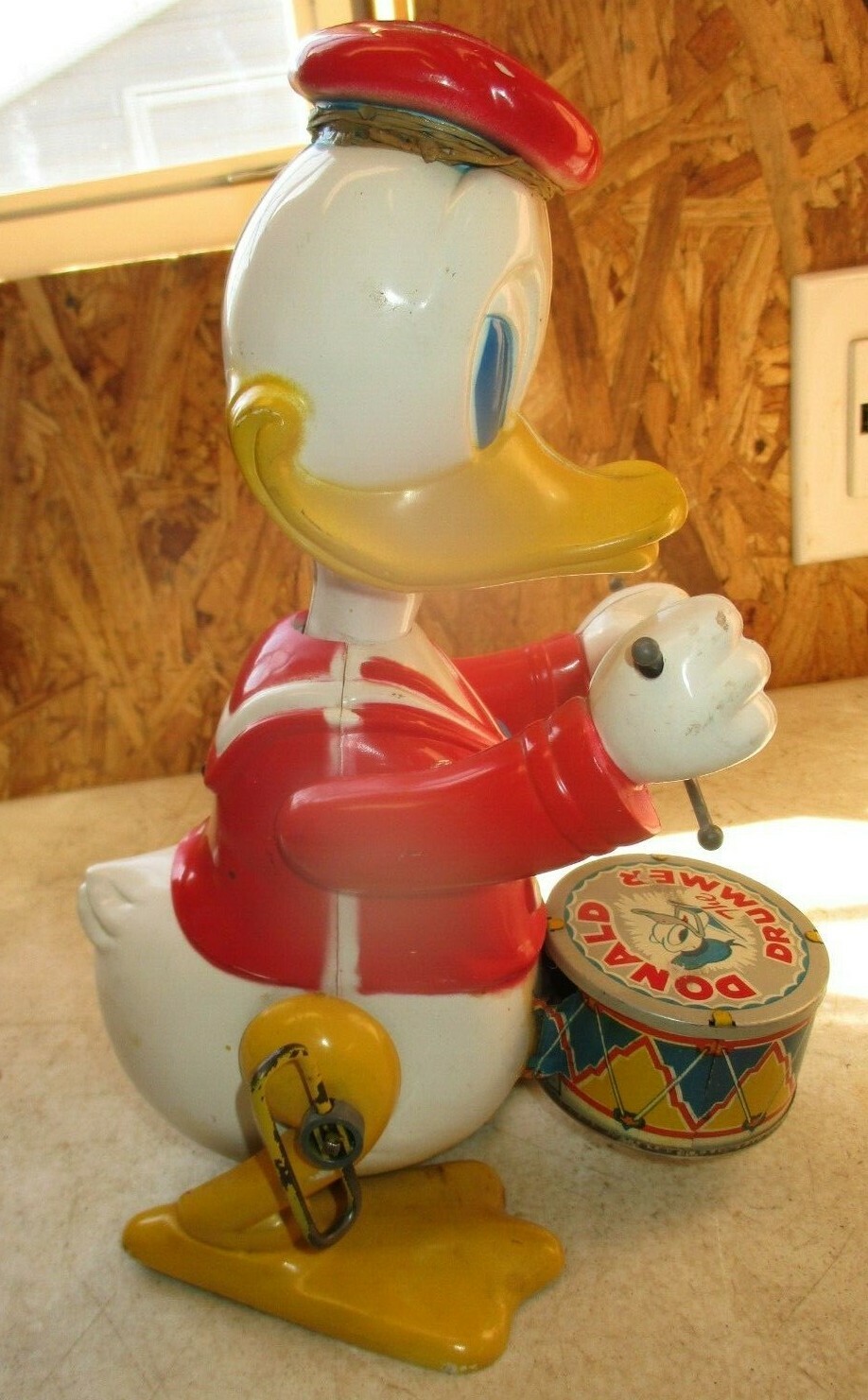 1950'S  WALT DISNEY PLASTIC AND MAR TIN  W.D.P. DONALD DUCK THE DRUMMER WIND UP