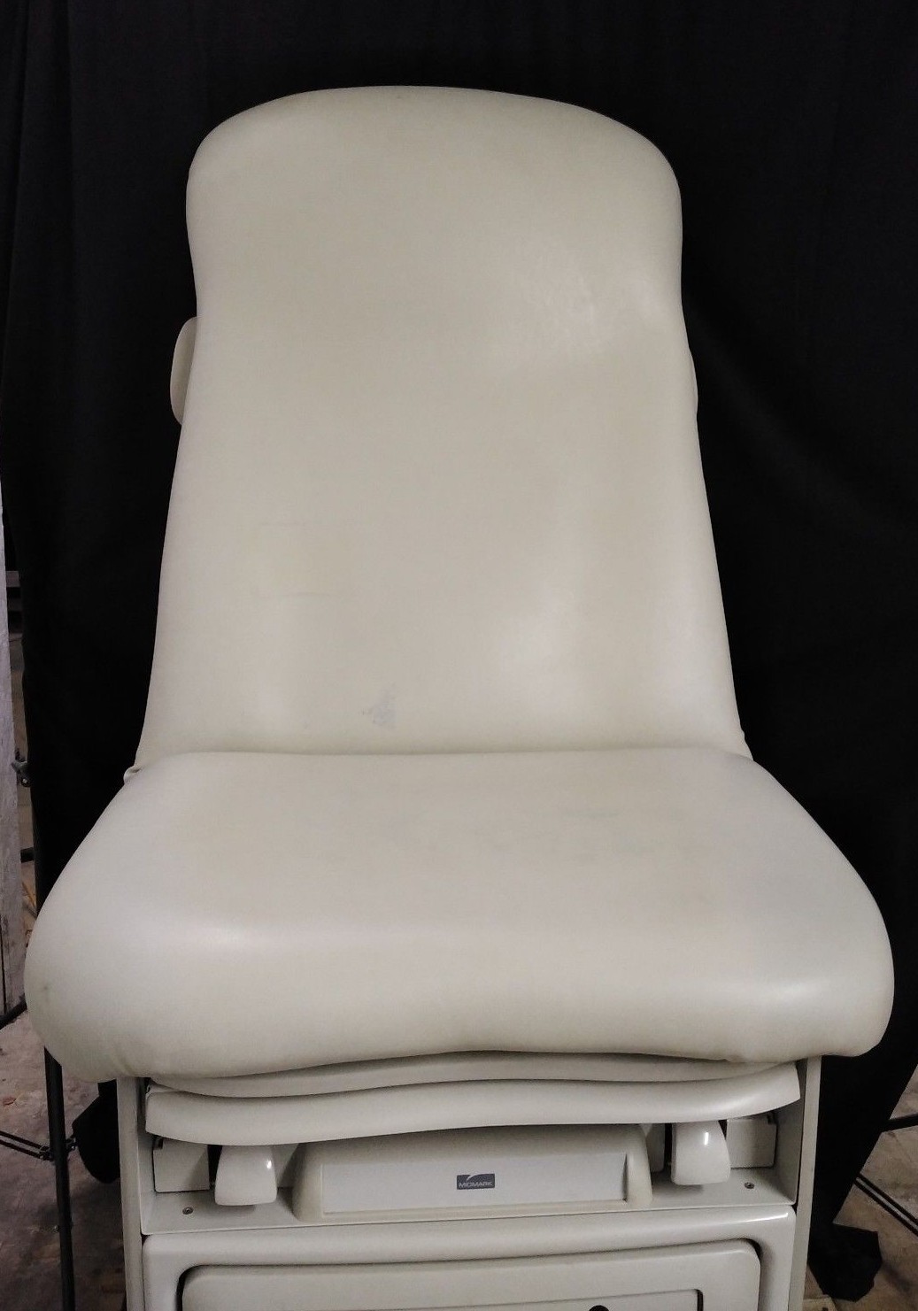 Midmark 604-001 Manual Exam Table Combo Model 604-001 Excellent Condition Beige