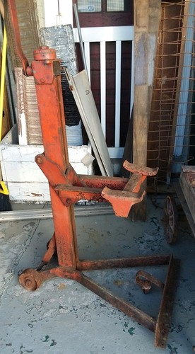 Vintage Hein Werner 'It's A Whiz' 1 1/2 ton hand crank winding floor Jack