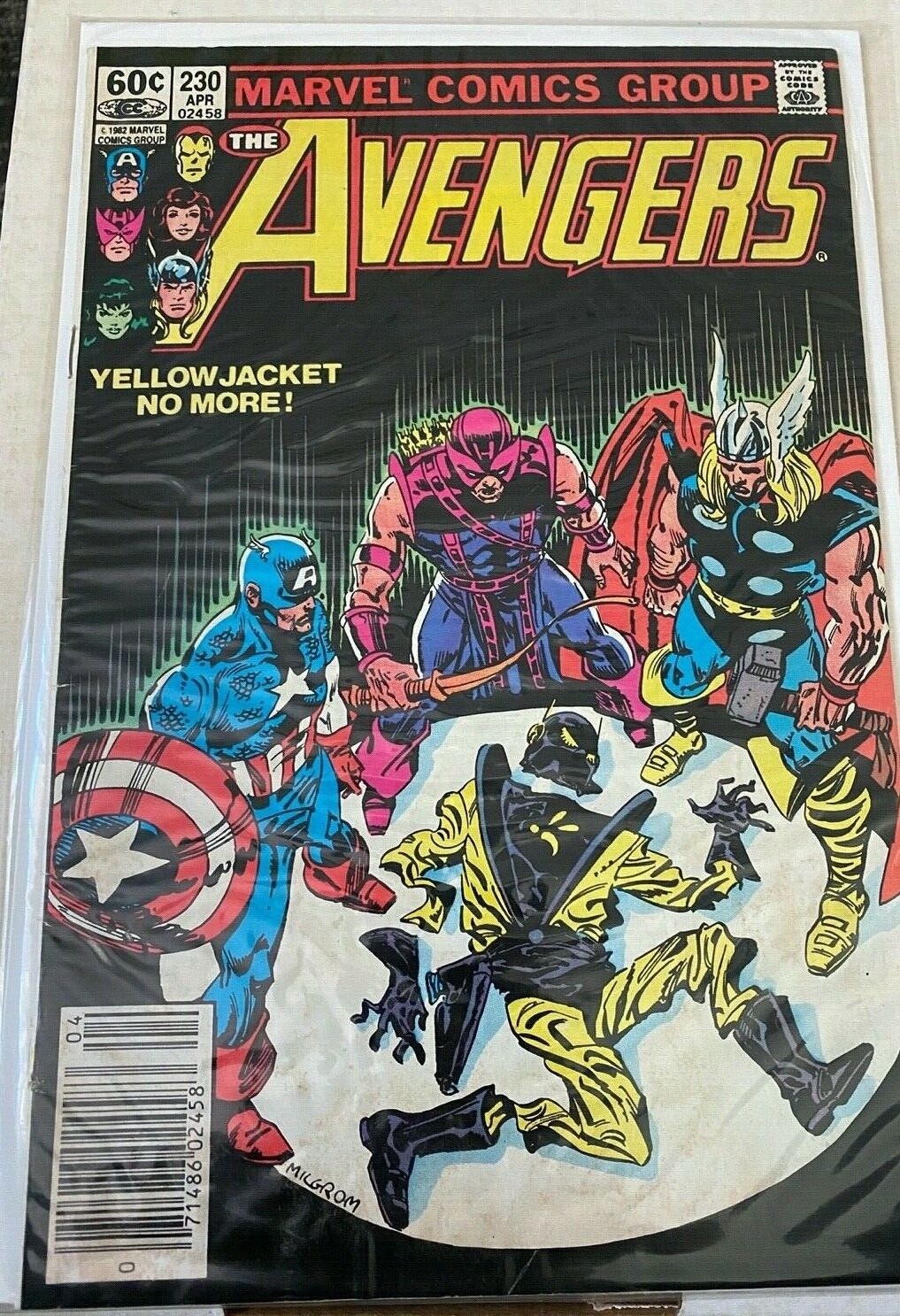 AVENGERS　アベンジャーズ　マーベル・コミック THE AVENGERS - No 230 - April 1983 - MARVEL Comics -Yellow