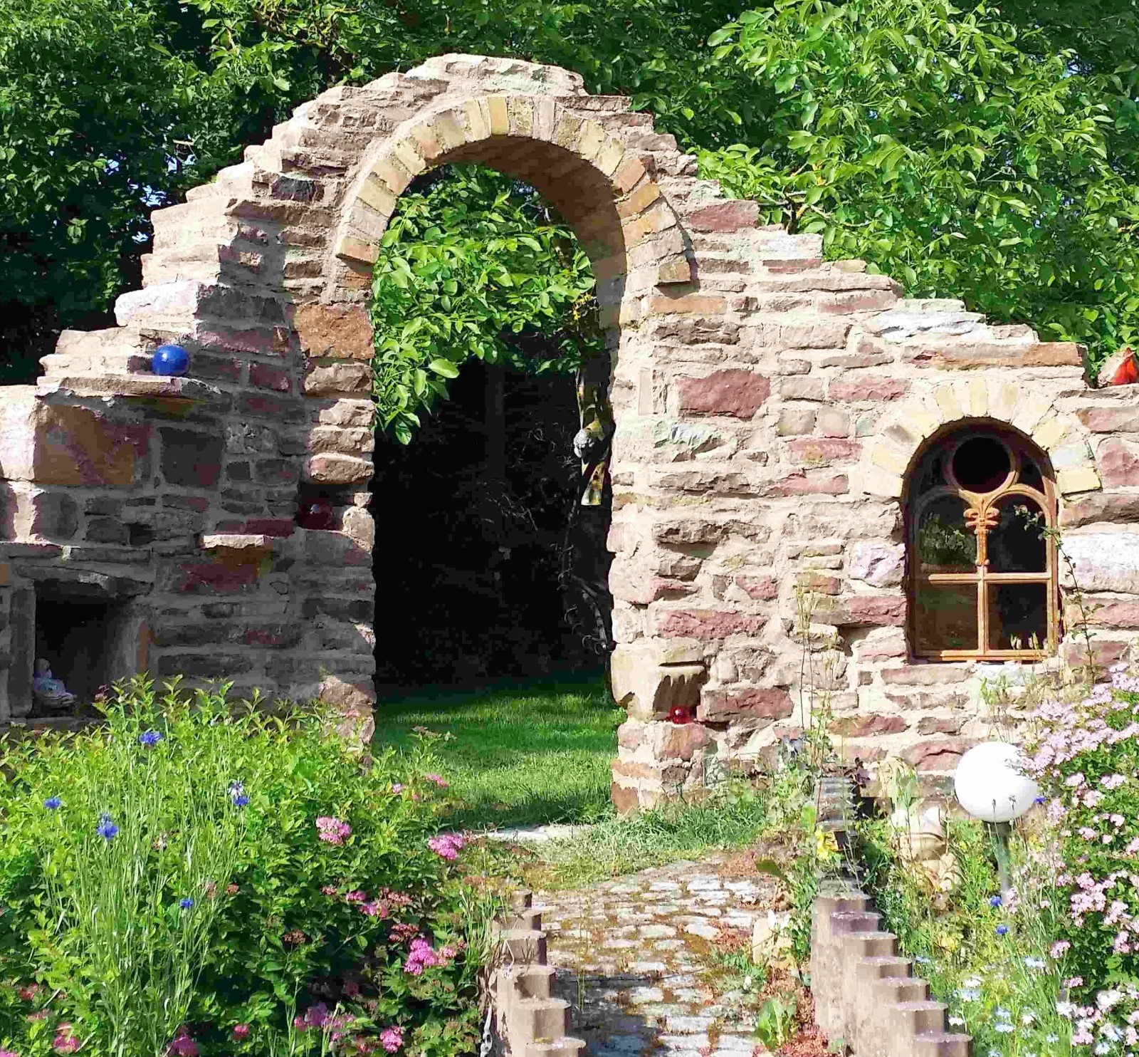 новые дома в деревне. заброшенные сады чигорак. заброшенный город в зелени. заброшенный город арт. замшелый лес руины.