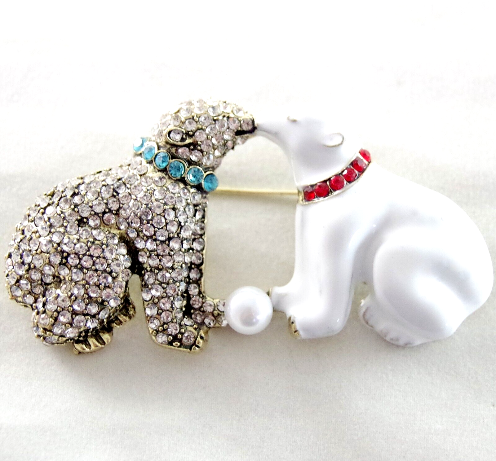 3 1/8" UNSIGNED HEIDI DAUS STYLE POLAR BEAR KISS CRYSTAL RHINESTONE PEARL BROOCH