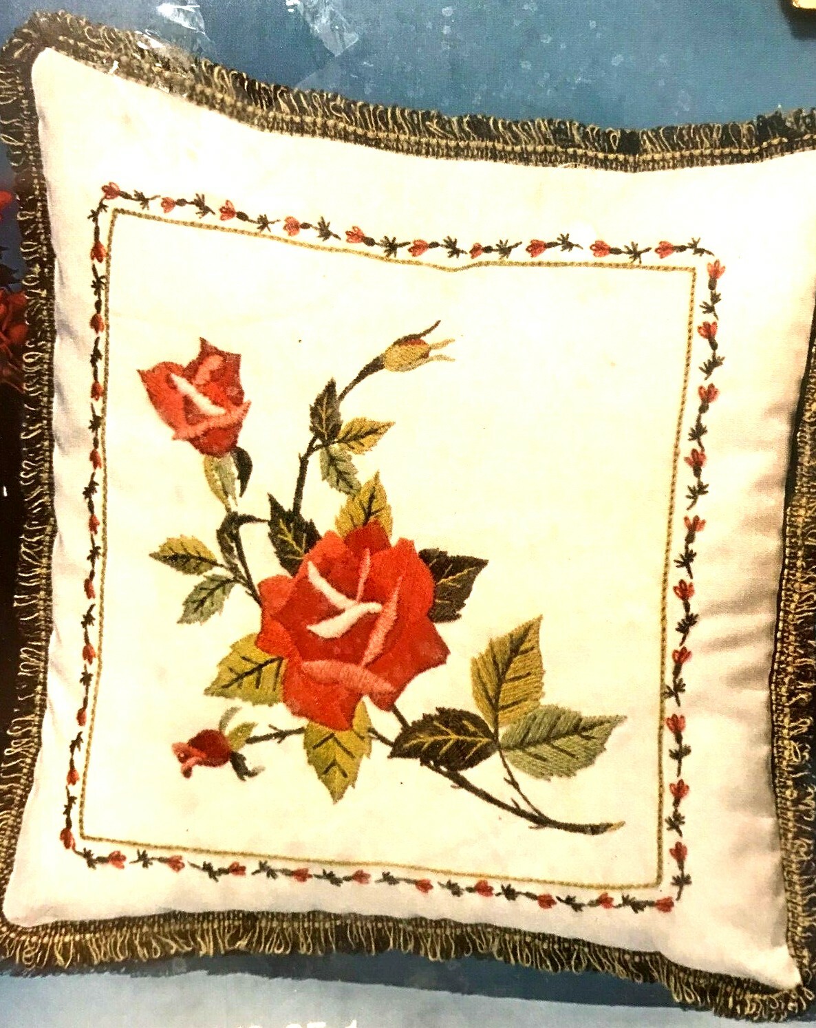 NOS VINTAGE SEALED LEEWARDS ROYAL FLUSH RED ROSE CREWEL EMBROIDERY PILLOW KIT