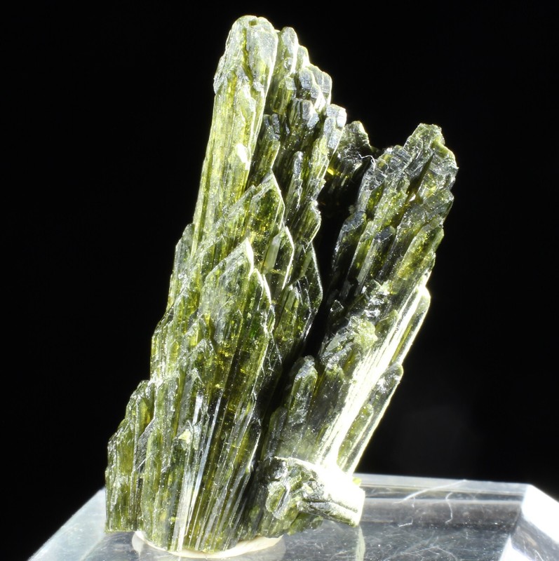 Epidote - VohÃ©Mar- RÃ©Gion De Sava - Madagascar - 3,5 X 2,2 Cm