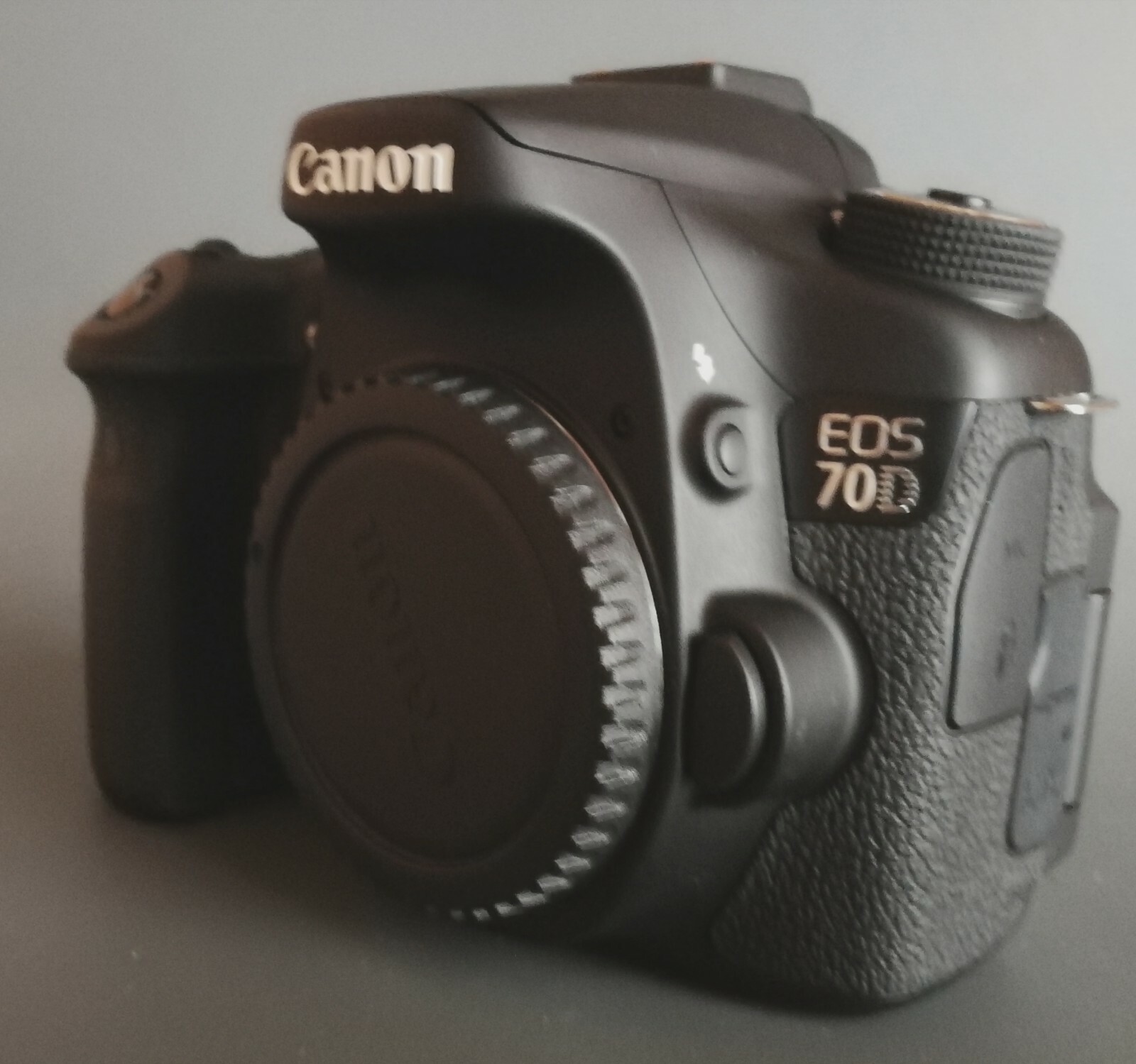 Canon EOS 70D DSLR-Digitalkamera Body mit Fernauslöser und Zubehörpaket