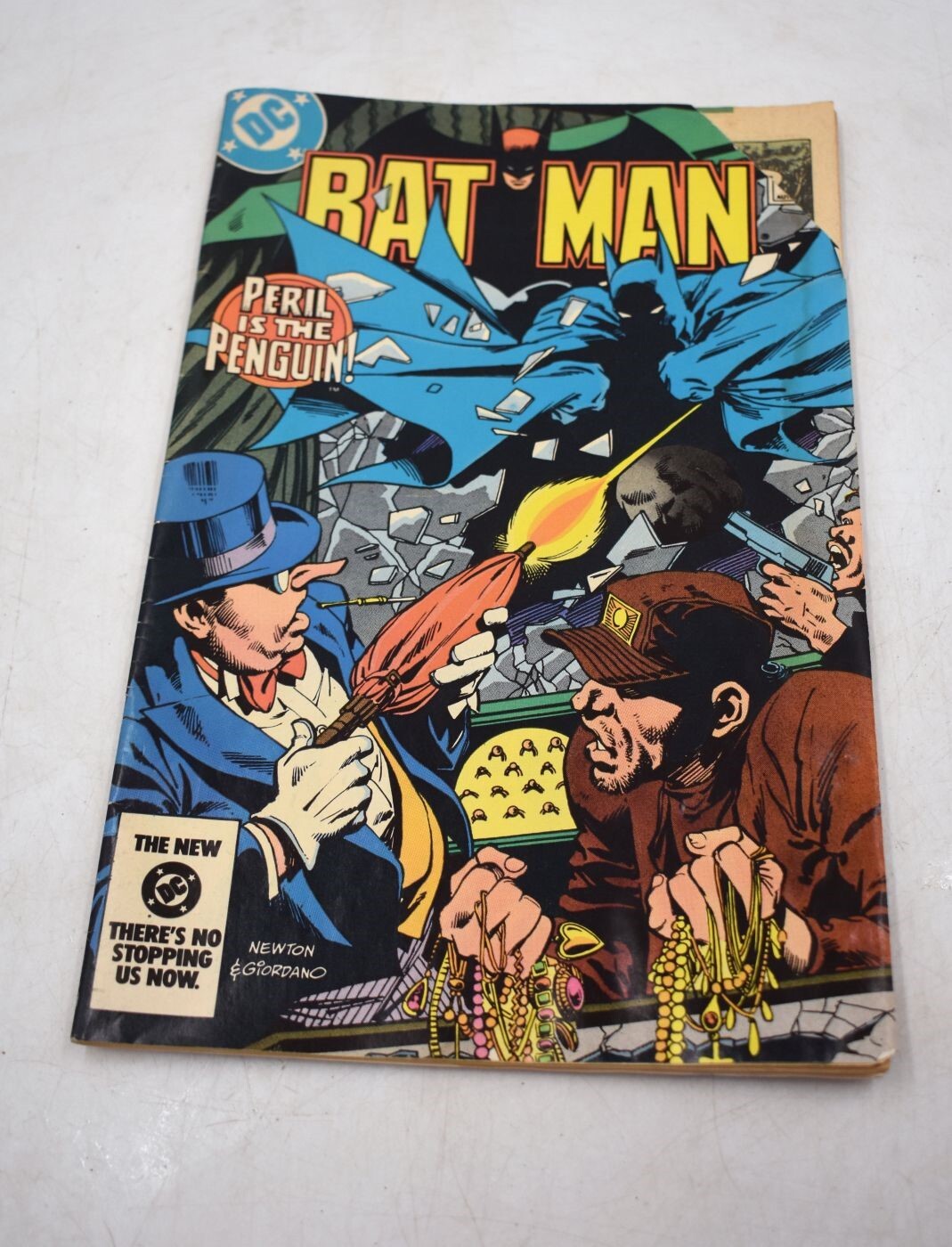 BATMAN COMIC BOOK - PERIL IS THE PENGUIN! #374 - 1984 - DC