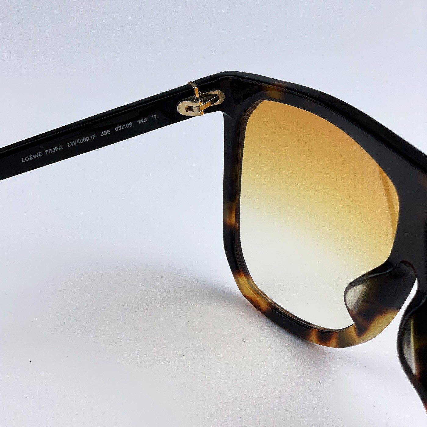 Pre-owned Loewe Lw40001f Filipa 56e Dark Blond Havana Brown Shield Women Sunglasses