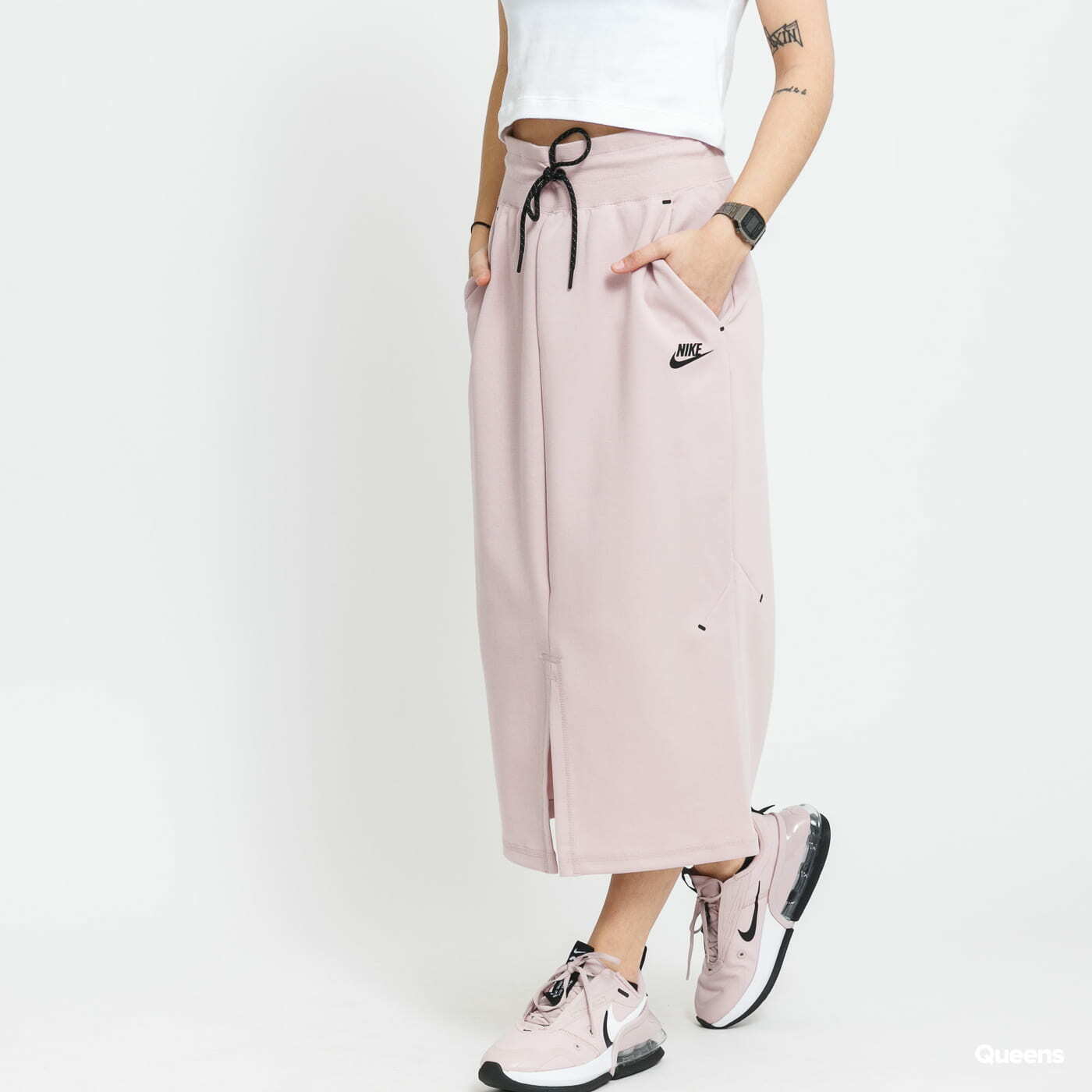 【最終値下げ】NIKE tech drawstring long skirt NIKE tech drawstring long skirt