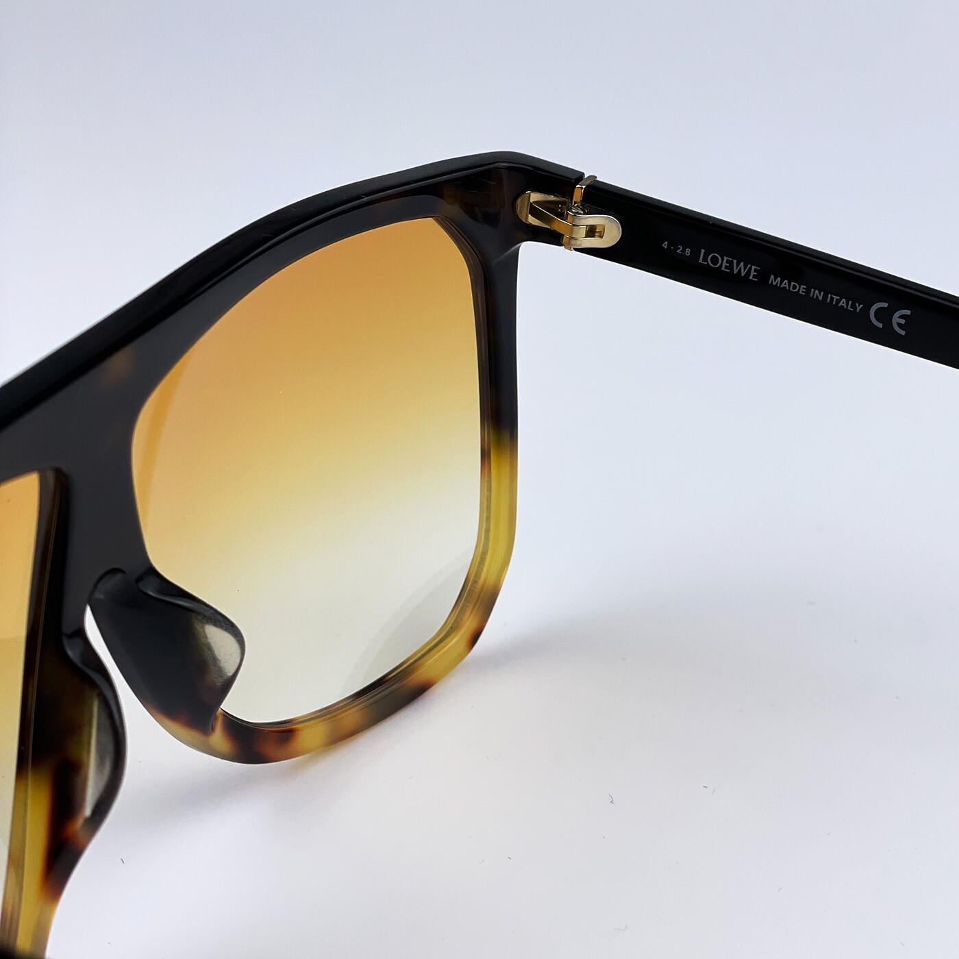 Pre-owned Loewe Lw40001f Filipa 56e Dark Blond Havana Brown Shield Women Sunglasses