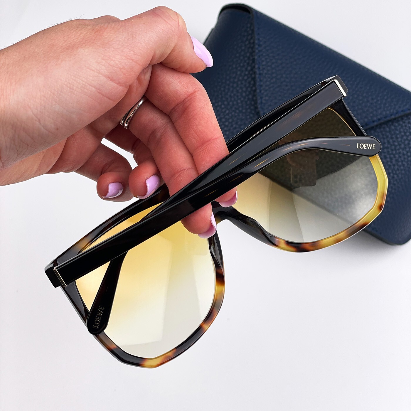 Pre-owned Loewe Lw40001f Filipa 56e Dark Blond Havana Brown Shield Women Sunglasses