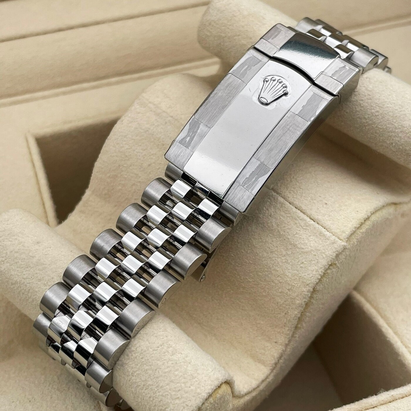 Pre-owned Rolex Datejust 41 Black Index Fluted Bezel 126334 Jubilee Complete Unworn