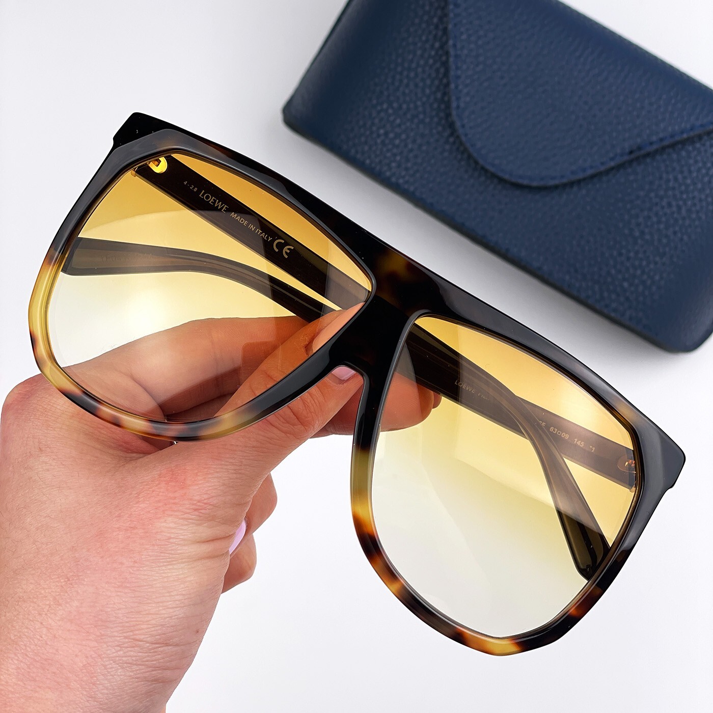 Pre-owned Loewe Lw40001f Filipa 56e Dark Blond Havana Brown Shield Women Sunglasses