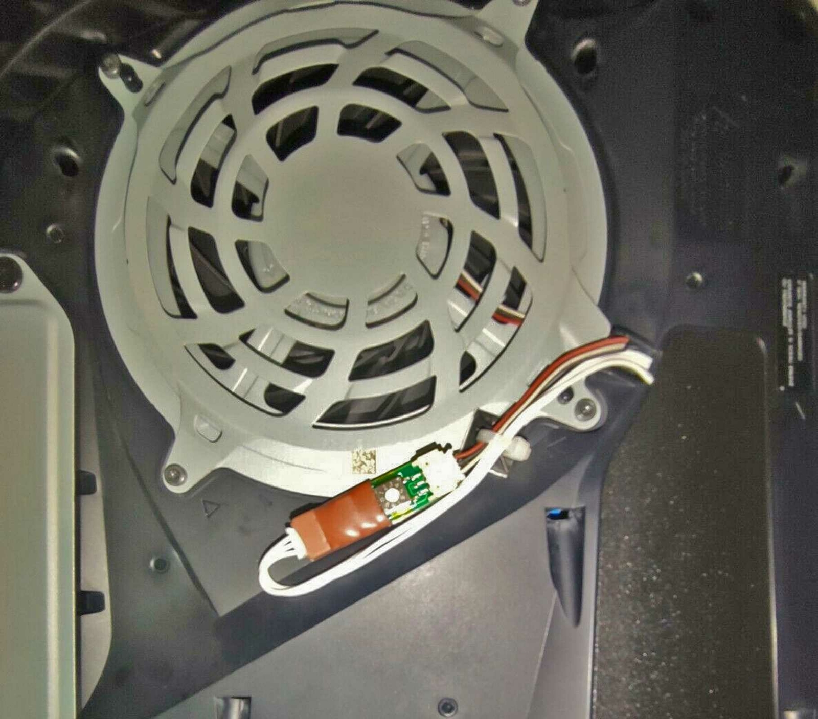 Adjustable Fan Speed Accelerator Mod for Controller PS5
