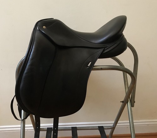 Schleese Infinity II Plus Dressage Saddle 17” MW With Flair Air Panels