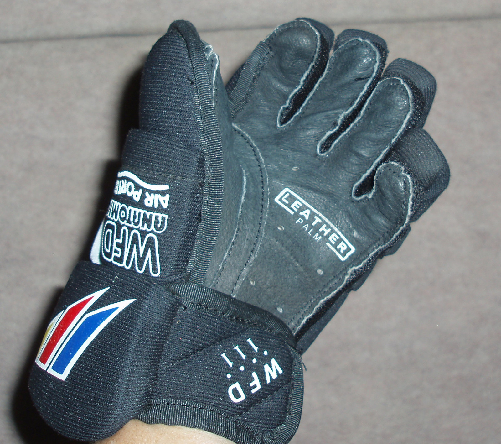 Youth WINNWELL WFD 111 ice & roller hockey gloves , anatomic air ported