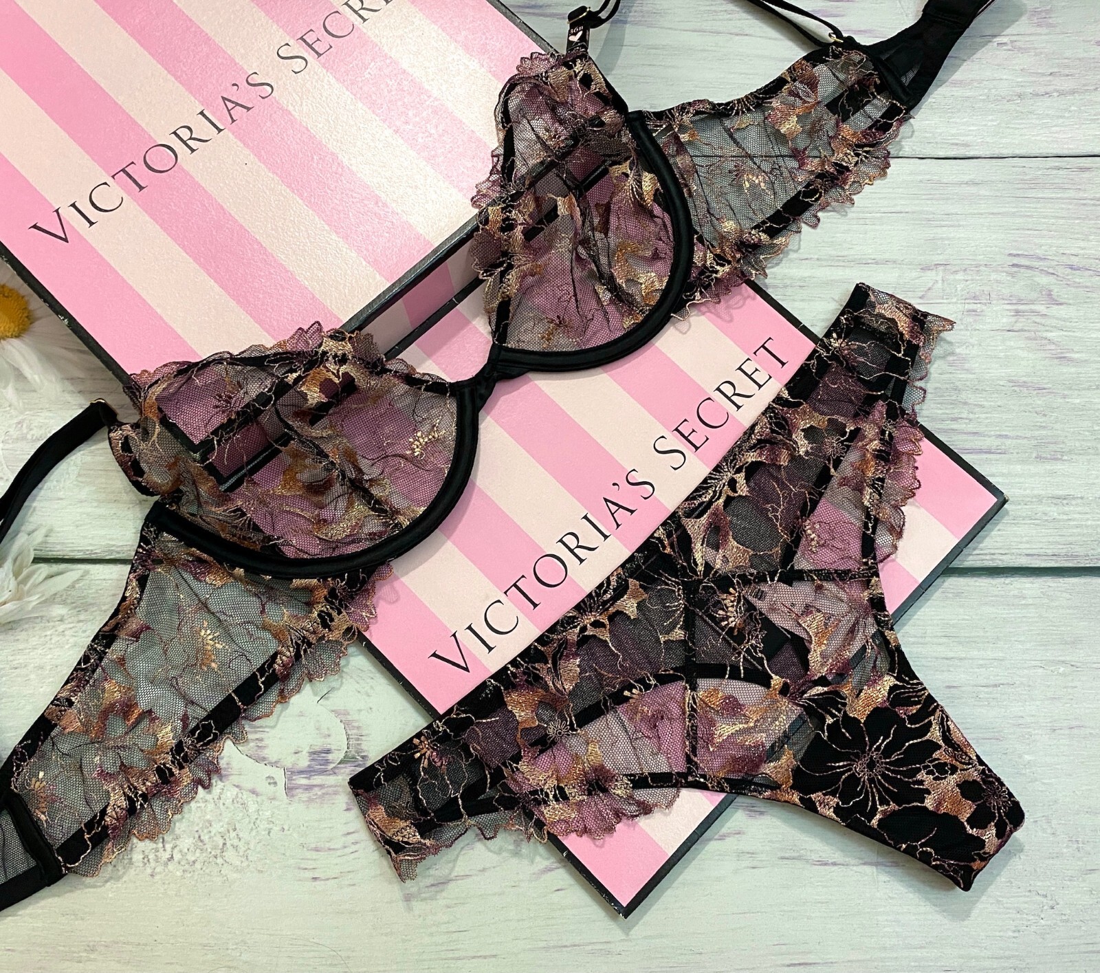 

Victorias Secret Очень сексуальный комплект с блестящим демисезонным бюстгальтером без подкладки с вышивкой и люрексом, Черный