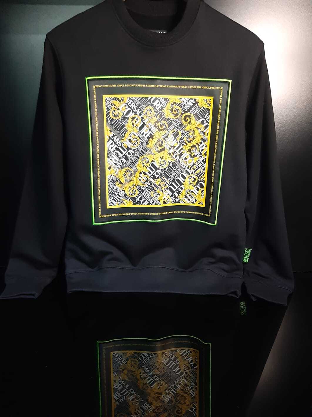 スウェット・トレーナー Versace Jeans Couture Sweatshirt With Baroque Outline Logo VERSACE JEANS COUTURE LOGO BAROQUE PRINT SWEATSHIRT-BLACK