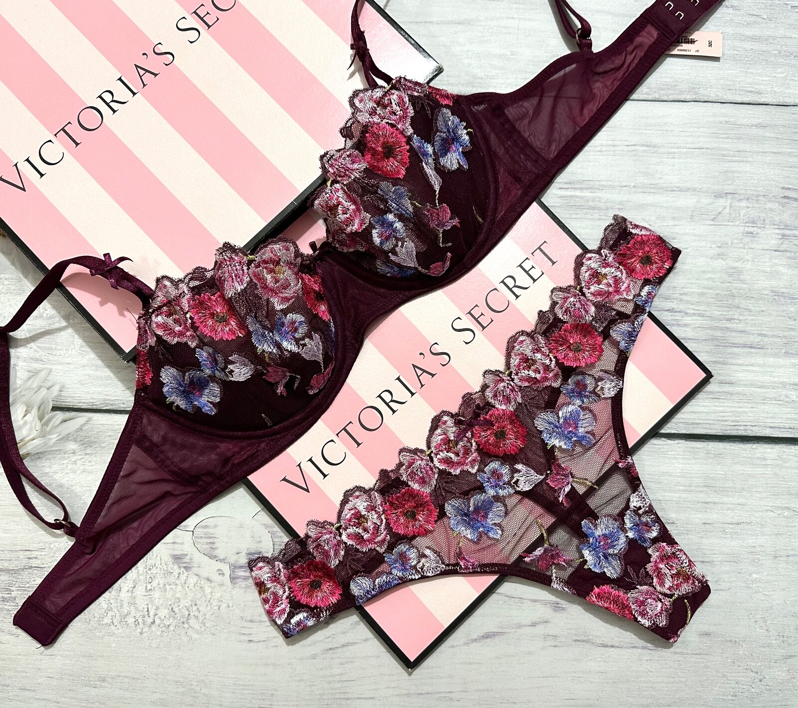 

Victorias Secret Dream Angels Деми Бюстгальтер Стринги Комплект из 2 предметов с вышивкой Цветочный Кир, Red kir, Dream Angels Demi