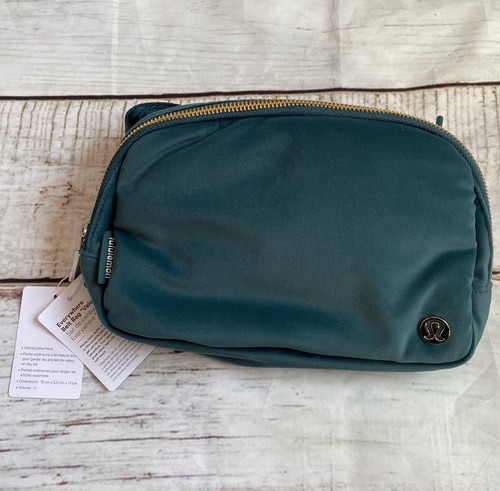 lululemon bag!! 美品 Lululemon Small Reusable Shopping Tote Lunch Bag Holiday