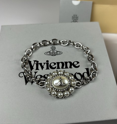 Vivienne Westwood 土星と十字架のメタルブローチ Vivienne Westwood 土星と十字架のメタルブローチ