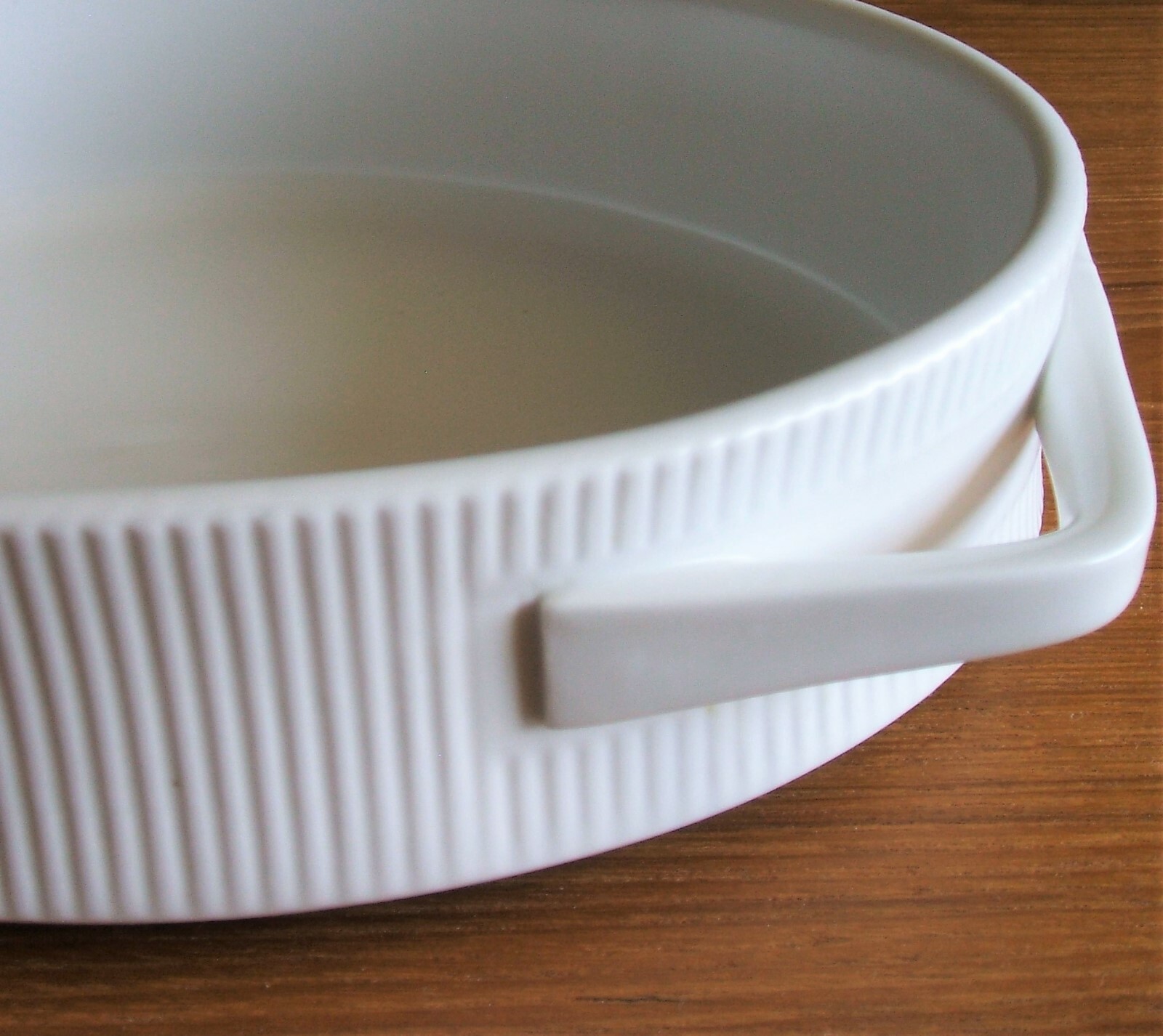 THOMAS ROSENTHAL WHITE RIBBED FLAMMFEST HANDLED BAKER 2QT 11010 GERMAN SCANDIC