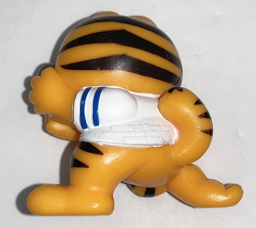 Vintage United Syndicate 1981 GARFIELD FOOTBALL PLAYER ~ 2