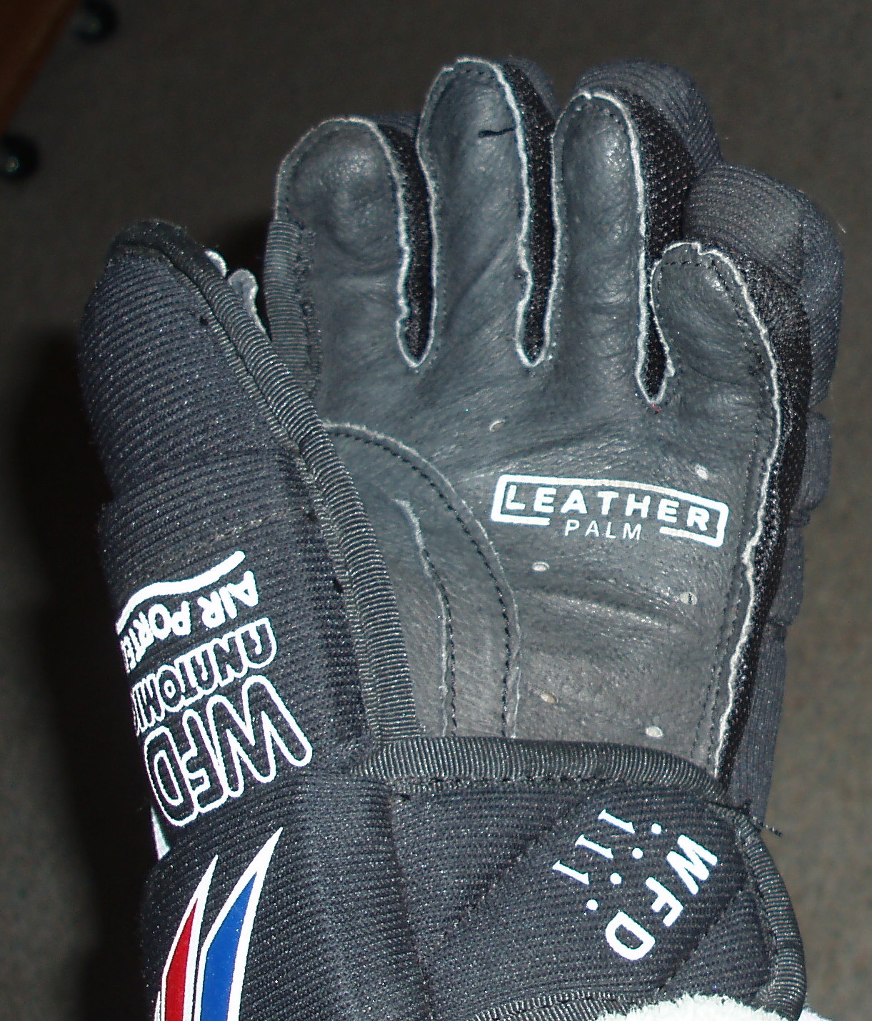 Youth WINNWELL WFD 111 ice & roller hockey gloves , anatomic air ported